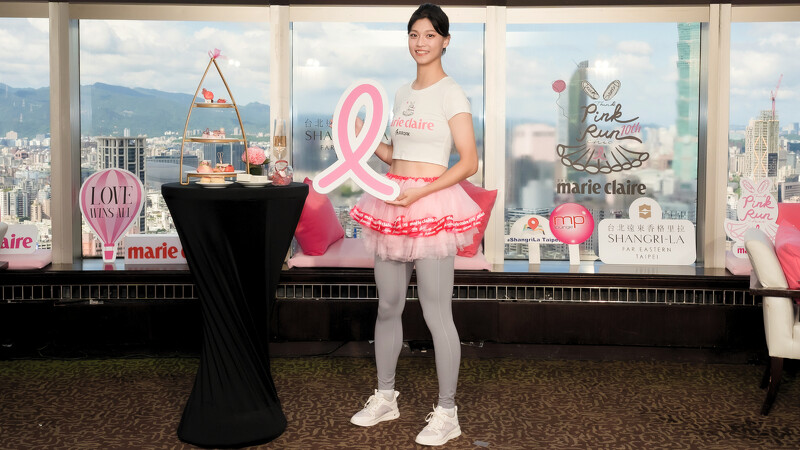 吳詩儀身著由品牌AROAK設計的上衣與粉色澎裙、腳踩DK空氣鞋的DKAIR雲彩空氣鞋款甜美亮相。 吳詩儀身著由品牌AROAK設計的上衣與粉色澎裙、腳踩DK空氣鞋的DKAIR雲彩空氣鞋款甜美亮相。