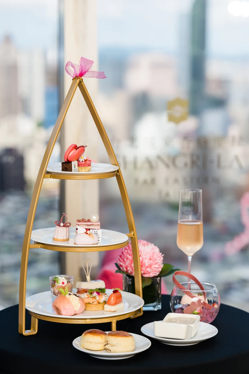 粉紅公益下午茶含十二道精緻鹹食與甜點、當季水果與粉紅酒一杯(每套NTD1,780+10%元)。 粉紅公益下午茶含十二道精緻鹹食與甜點、當季水果與粉紅酒一杯(每套NTD1,780+10%元)。