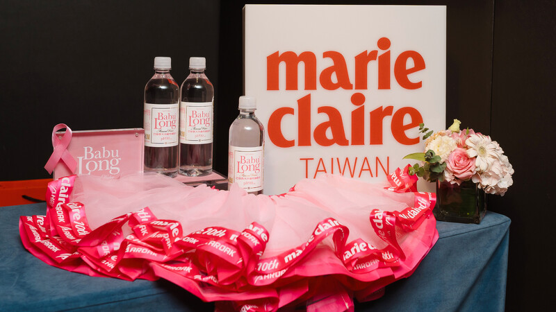 巴部農天然鹼性礦泉水品牌特別為第10屆《裙襬澎澎RUN》客製粉色字樣包裝版本。 巴部農天然鹼性礦泉水品牌特別為第10屆《裙襬澎澎RUN》客製粉色字樣包裝版本。