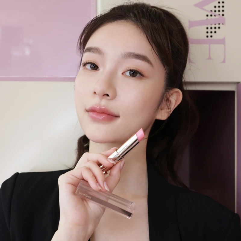 LANCOME蘭蔻唯我玫瑰裸光潤唇膏(#10裸粉玫瑰光)實擦。 LANCOME蘭蔻唯我玫瑰裸光潤唇膏(#10裸粉玫瑰光)實擦。