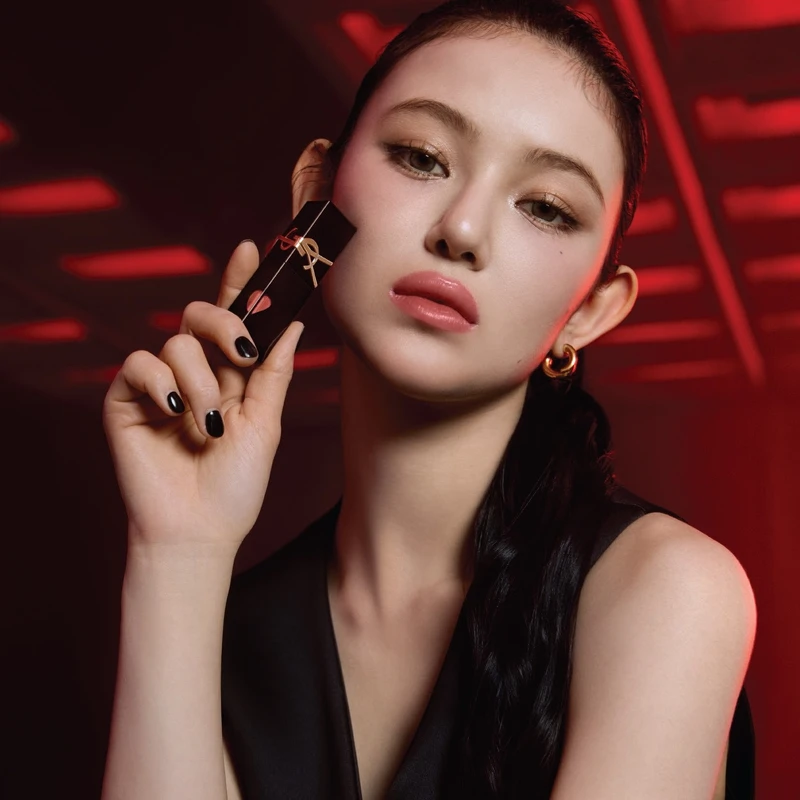 NEWJEANS團員Danielle也為YSL奢華印記鎖心光唇釉拍攝絕美形象照。 NEWJEANS團員Danielle也為YSL奢華印記鎖心光唇釉拍攝絕美形象照。