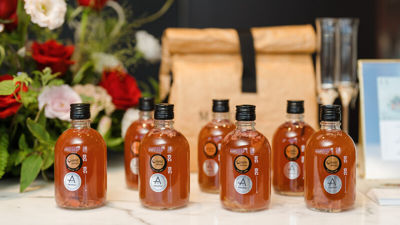 台灣唯一榮獲世界金牌的康普茶品牌《茗茗茶香檳》,也捐贈女性最愛的「養氣玫瑰康普茶」響應公益,並推「裙擺澎澎Run 十週年」的路跑票義賣組,支持乳癌防治與SDG3「健康」的永續發展目標。 台灣唯一榮獲世界金牌的康普茶品牌《茗茗茶香檳》,也捐贈女性最愛的「養氣玫瑰康普茶」響應公益,並推「裙擺澎澎Run 十週年」的路跑票義賣組,支持乳癌防治與SDG3「健康」的永續發展目標。