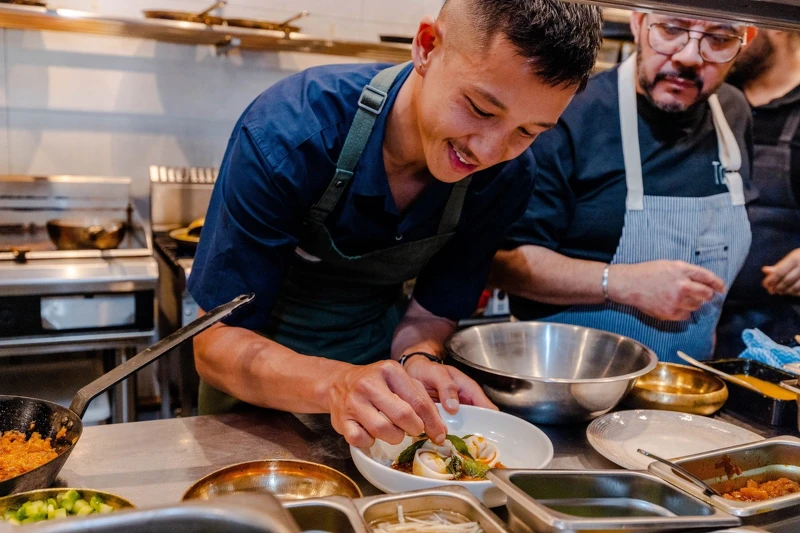 起初修讀建築及社工的他,最終受到從事烘焙及咖啡業的親人影響,發現「料理」才是其真愛。 起初修讀建築及社工的他,最終受到從事烘焙及咖啡業的親人影響,發現「料理」才是其真愛。