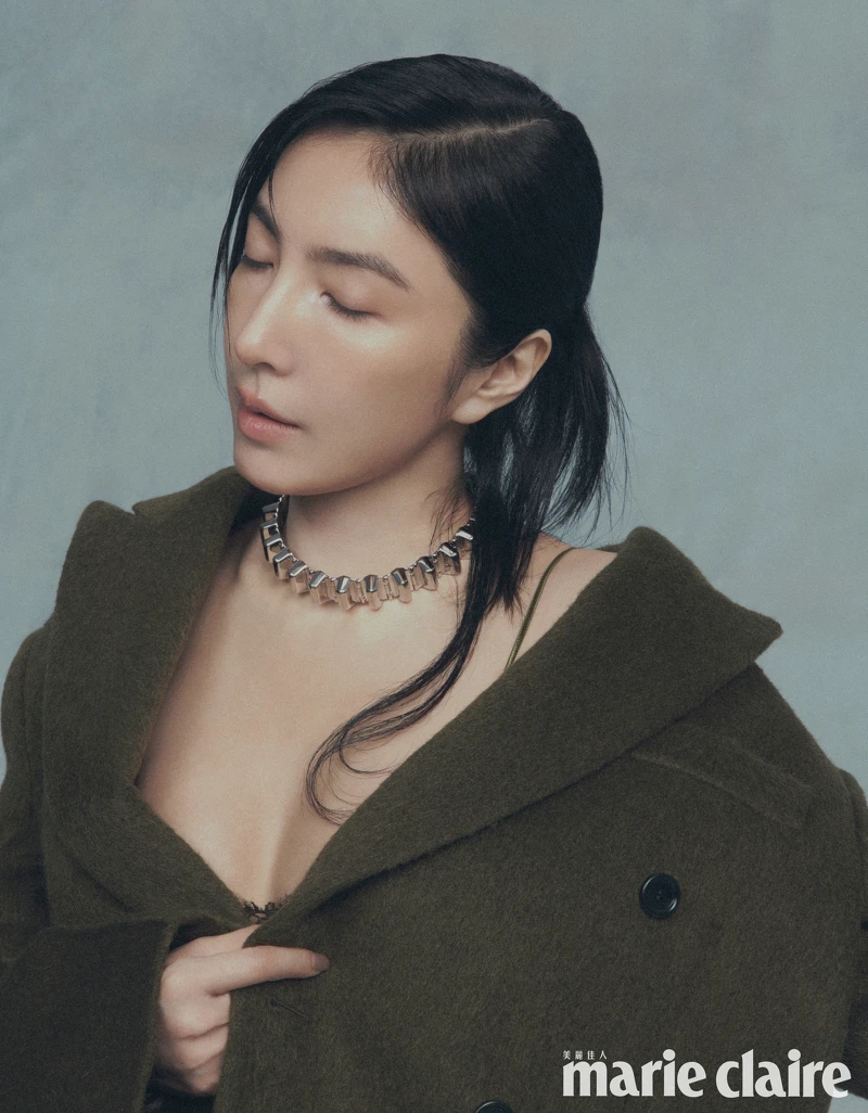 (楊謹華)深綠雙排釦短大衣、蕾絲連身長褲,both by Gucci。 (楊謹華)深綠雙排釦短大衣、蕾絲連身長褲,both by Gucci。