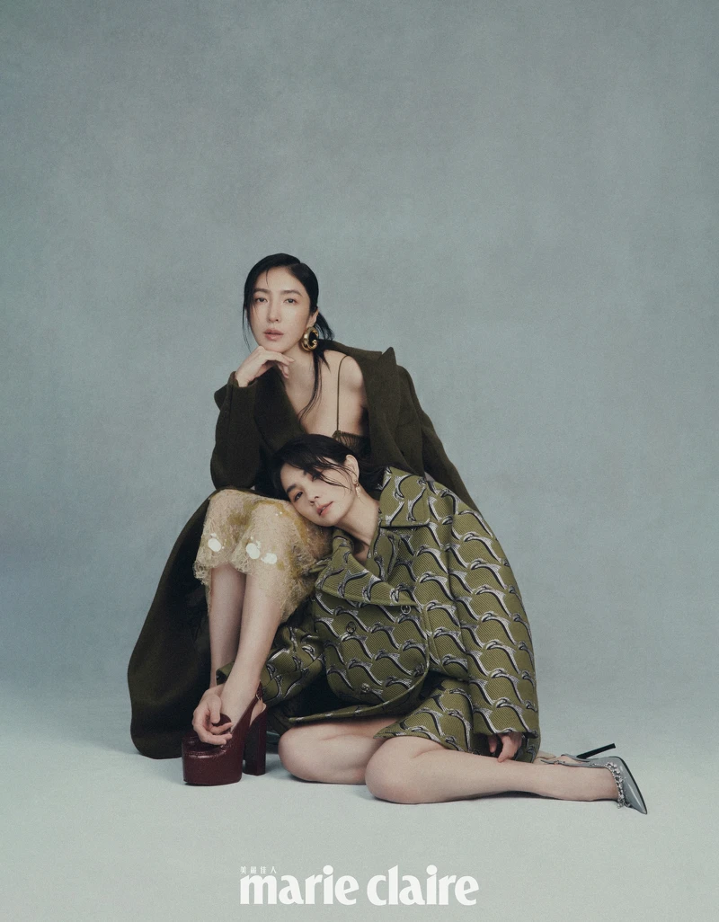 (楊謹華)深綠雙排釦短大衣、蕾絲連身長褲、深紅色莫卡辛高跟涼鞋,all by Gucci。(Ella 陳嘉樺)緹花雙排釦短大衣、緹花羊毛短褲、灰色水晶流蘇高跟鞋,all by Gucci。 (楊謹華)深綠雙排釦短大衣、蕾絲連身長褲、深紅色莫卡辛高跟涼鞋,all by Gucci。(Ella 陳嘉樺)緹花雙排釦短大衣、緹花羊毛短褲、灰色水晶流蘇高跟鞋,all by Gucci。