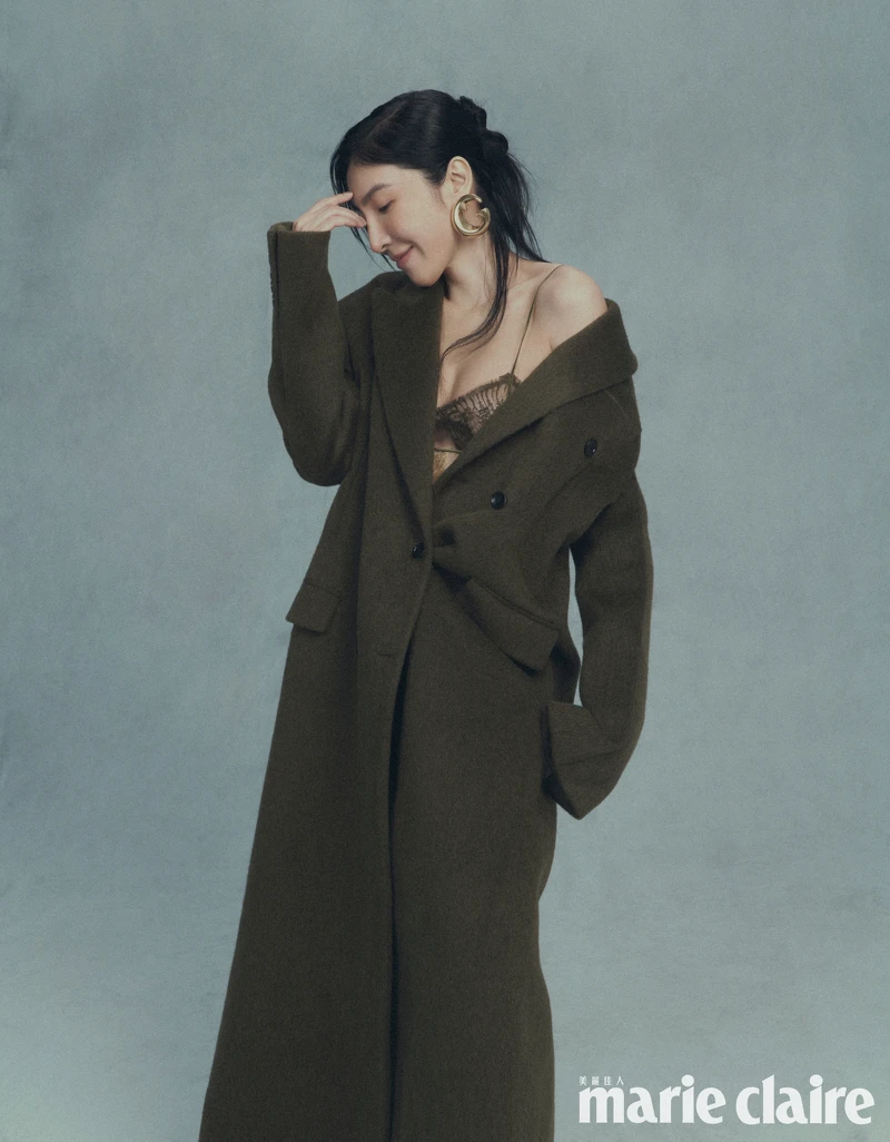 (楊謹華)深綠雙排釦短大衣、蕾絲連身長褲,both by Gucci。 (楊謹華)深綠雙排釦短大衣、蕾絲連身長褲,both by Gucci。