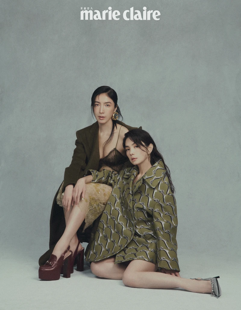 (楊謹華)深綠雙排釦短大衣、蕾絲連身長褲、深紅色莫卡辛高跟涼鞋,all by Gucci。(Ella 陳嘉樺)緹花雙排釦短大衣、緹花羊毛短褲、灰色水晶流蘇高跟鞋,all by Gucci。 (楊謹華)深綠雙排釦短大衣、蕾絲連身長褲、深紅色莫卡辛高跟涼鞋,all by Gucci。(Ella 陳嘉樺)緹花雙排釦短大衣、緹花羊毛短褲、灰色水晶流蘇高跟鞋,all by Gucci。