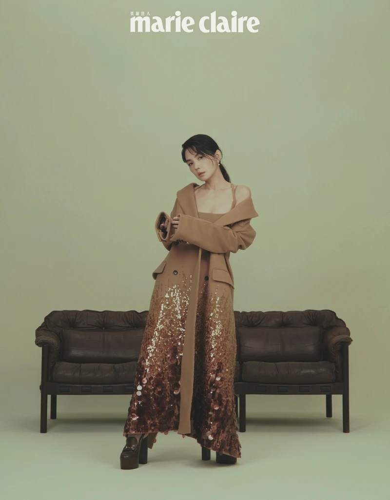 (Ella 陳嘉樺)駝色亮片大衣、駝色細肩帶上衣、駝色羊毛短褲、Horsebit 厚底樂福鞋,all by Gucci。 (Ella 陳嘉樺)駝色亮片大衣、駝色細肩帶上衣、駝色羊毛短褲、Horsebit 厚底樂福鞋,all by Gucci。