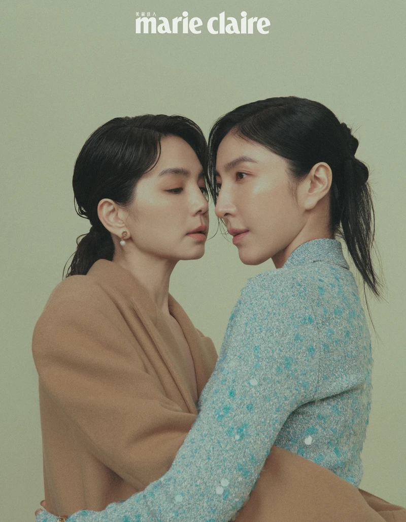 (Ella 陳嘉樺)駝色亮片大衣、駝色細肩帶上衣,both by Gucci。(楊謹華)淺藍色亮片開襟衫,Gucci。 (Ella 陳嘉樺)駝色亮片大衣、駝色細肩帶上衣,both by Gucci。(楊謹華)淺藍色亮片開襟衫,Gucci。