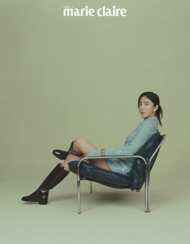 (楊謹華)淺藍色亮片開襟衫、淺藍色亮片短褲、深紅色亮皮長靴,all by Gucci。 (楊謹華)淺藍色亮片開襟衫、淺藍色亮片短褲、深紅色亮皮長靴,all by Gucci。