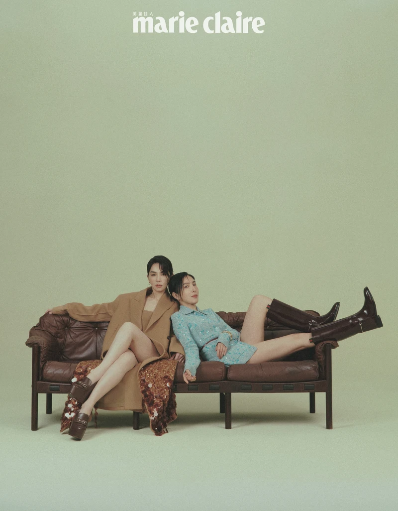 (Ella 陳嘉樺)駝色亮片大衣、駝色細肩帶上衣、駝色羊毛短褲、Horsebit 厚底樂福鞋,all by Gucci。(楊謹華)淺藍色亮片開襟衫、淺藍色亮片短褲、深紅色亮皮長靴,all by Gucci。 (Ella 陳嘉樺)駝色亮片大衣、駝色細肩帶上衣、駝色羊毛短褲、Horsebit 厚底樂福鞋,all by Gucci。(楊謹華)淺藍色亮片開襟衫、淺藍色亮片短褲、深紅色亮皮長靴,all by Gucci。