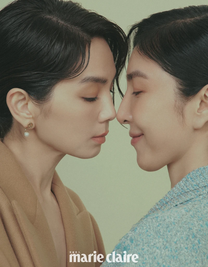 (Ella 陳嘉樺)駝色亮片大衣、駝色細肩帶上衣,both by Gucci。(楊謹華)淺藍色亮片開襟衫,Gucci。 (Ella 陳嘉樺)駝色亮片大衣、駝色細肩帶上衣,both by Gucci。(楊謹華)淺藍色亮片開襟衫,Gucci。