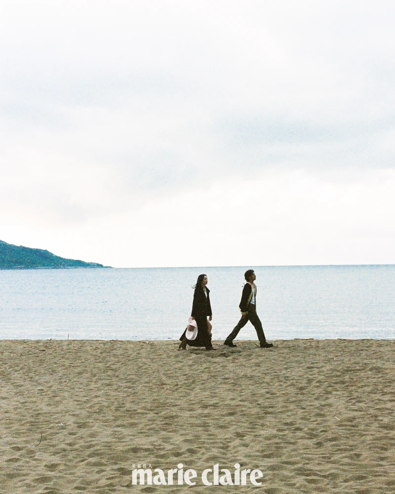 (Cecilia Choi)黑色斜紋軟呢長版綁帶大衣、白色針織洋裝、粉色寬沿草帽、皮穿鍊腰鍊、橘色皮革菱紋口蓋包,all by Chanel。(Bolin Chen)米黑雙色針織外套、斜紋軟呢狩獵帽,bothl by Chanel。 (Cecilia Choi)黑色斜紋軟呢長版綁帶大衣、白色針織洋裝、粉色寬沿草帽、皮穿鍊腰鍊、橘色皮革菱紋口蓋包,all by Chanel。(Bolin Chen)米黑雙色針織外套、斜紋軟呢狩獵帽,bothl by Chanel。