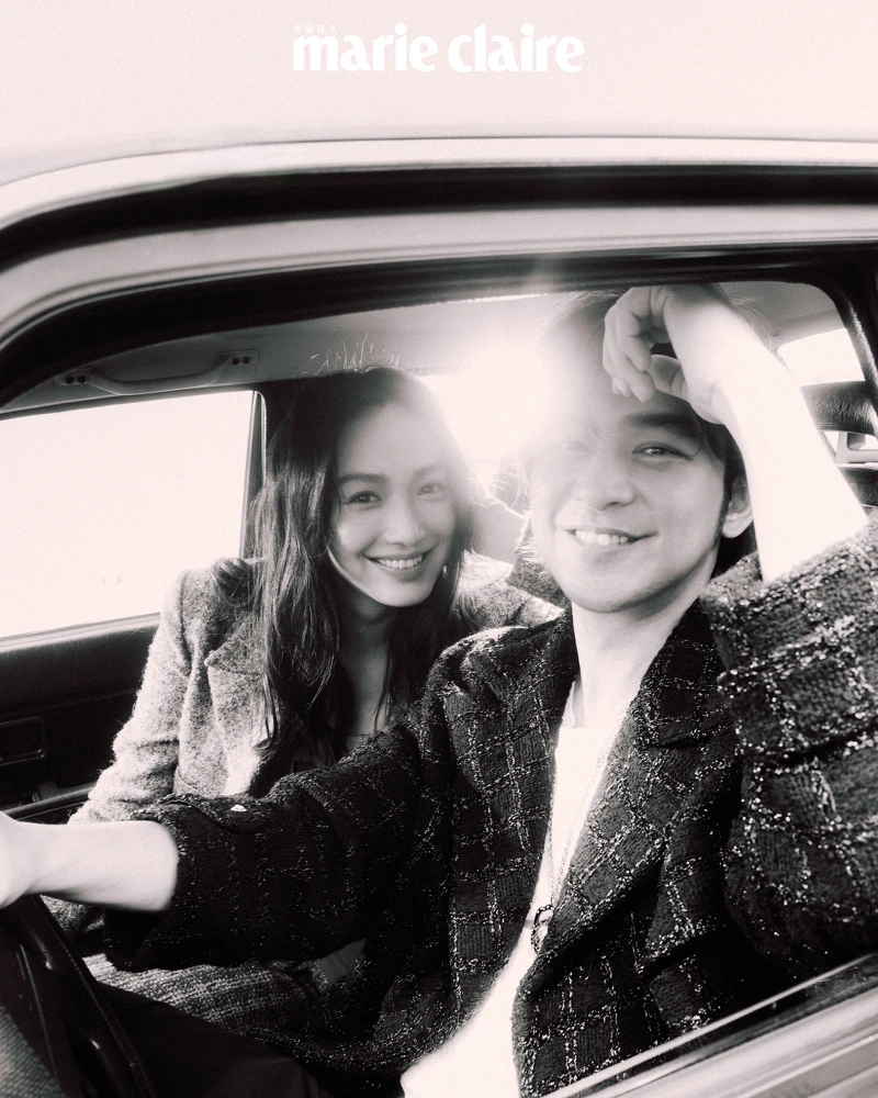 (Cecilia Choi)日暮色亮片飾邊外套與長褲、多彩電影票根印花絲質上衣,all by Chanel。(Bolin Chen)黑色格紋斜紋軟呢雙排釦大衣、山茶花造型項鍊,all by Chanel。 (Cecilia Choi)日暮色亮片飾邊外套與長褲、多彩電影票根印花絲質上衣,all by Chanel。(Bolin Chen)黑色格紋斜紋軟呢雙排釦大衣、山茶花造型項鍊,all by Chanel。