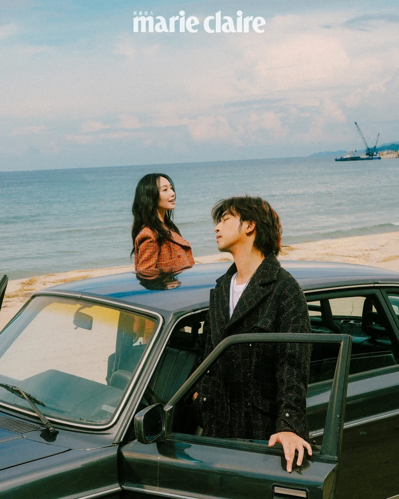 (Cecilia Choi)日暮色亮片飾邊外套與長褲、多彩電影票根印花絲質上衣,all by Chanel。(Bolin Chen)黑色格紋斜紋軟呢雙排釦大衣、山茶花造型項鍊,all by Chanel。 (Cecilia Choi)日暮色亮片飾邊外套與長褲、多彩電影票根印花絲質上衣,all by Chanel。(Bolin Chen)黑色格紋斜紋軟呢雙排釦大衣、山茶花造型項鍊,all by Chanel。