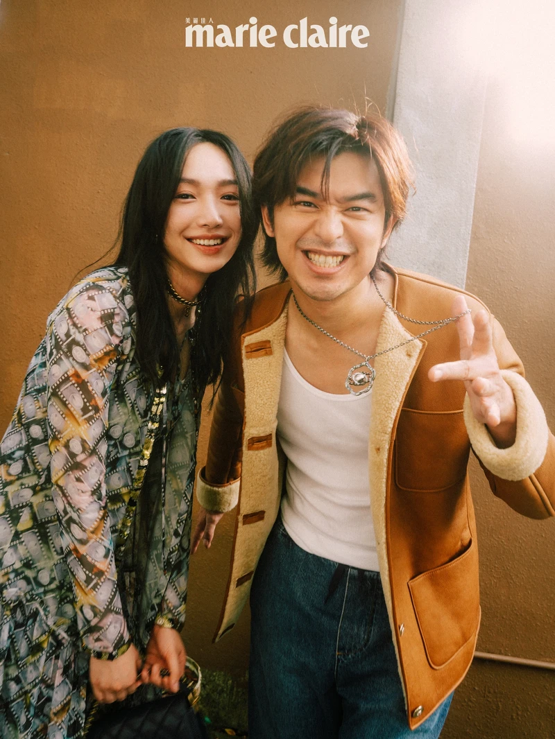 (Cecilia Choi)底片印花雪紡荷葉摺飾洋裝與外套、雙C LOGO頸鍊,bothl by Chanel。(Bolin Chen)棕色翻羊毛大衣、山茶花造型項鍊,bothl by Chanel。 (Cecilia Choi)底片印花雪紡荷葉摺飾洋裝與外套、雙C LOGO頸鍊,bothl by Chanel。(Bolin Chen)棕色翻羊毛大衣、山茶花造型項鍊,bothl by Chanel。