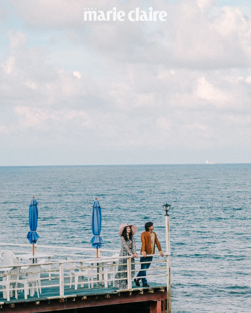 (Cecilia Choi)底片印花雪紡荷葉摺飾洋裝與外套、雙C LOGO頸鍊、粉色寬沿草帽,bothl by Chanel。(Bolin Chen)棕色翻羊毛大衣、山茶花造型項鍊,bothl by Chanel。 (Cecilia Choi)底片印花雪紡荷葉摺飾洋裝與外套、雙C LOGO頸鍊、粉色寬沿草帽,bothl by Chanel。(Bolin Chen)棕色翻羊毛大衣、山茶花造型項鍊,bothl by Chanel。