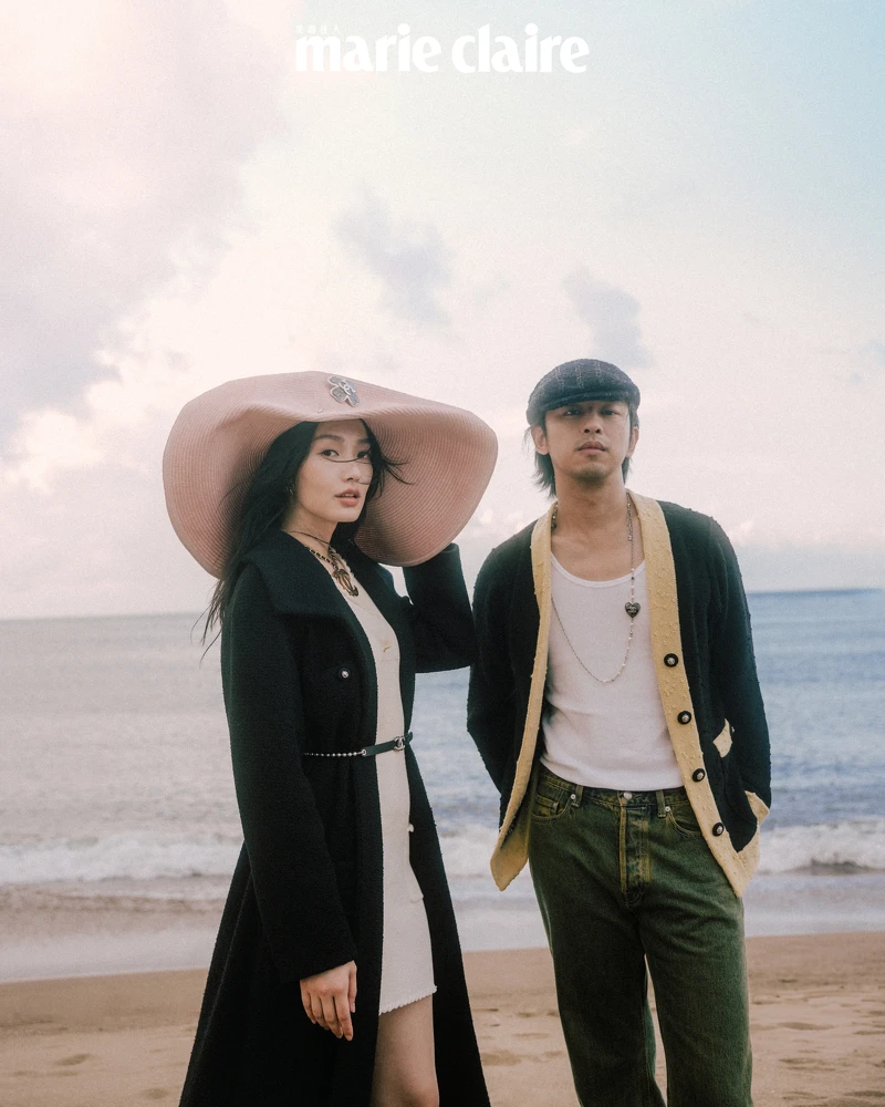 (Cecilia Choi)黑色斜紋軟呢長版綁帶大衣、白色針織洋裝、粉色寬沿草帽、皮穿鍊腰鍊,all by Chanel。(Bolin Chen)米黑雙色針織外套、斜紋軟呢狩獵帽、長鍊,bothl by Chanel。 (Cecilia Choi)黑色斜紋軟呢長版綁帶大衣、白色針織洋裝、粉色寬沿草帽、皮穿鍊腰鍊,all by Chanel。(Bolin Chen)米黑雙色針織外套、斜紋軟呢狩獵帽、長鍊,bothl by Chanel。