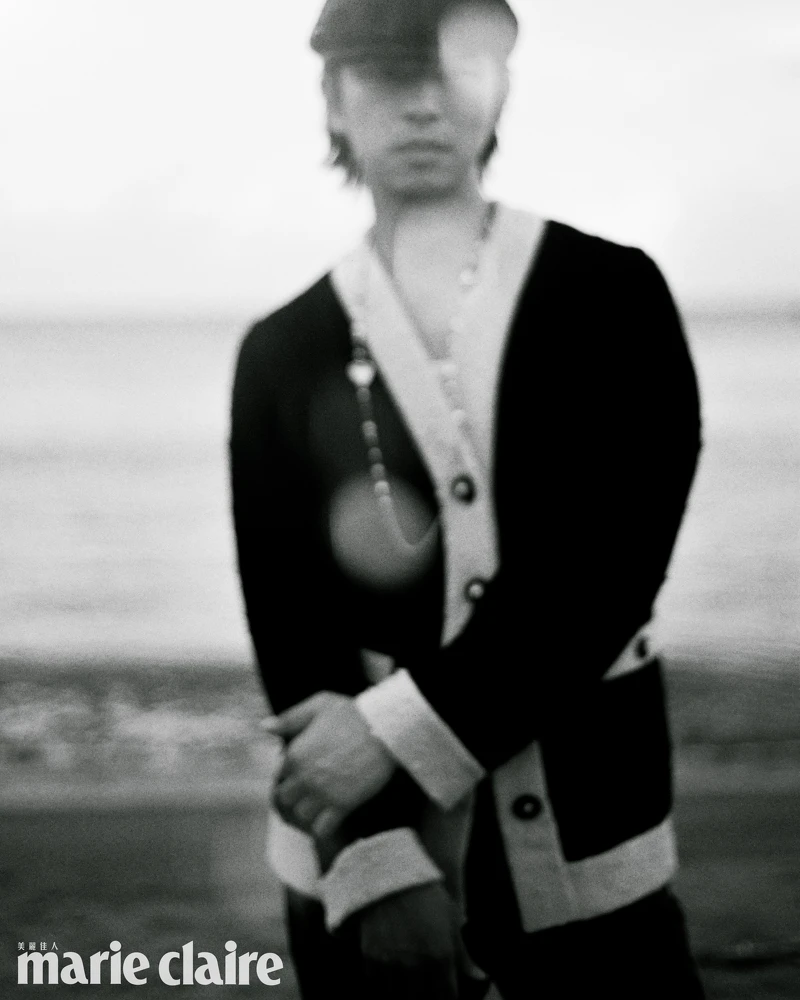 (Bolin Chen)米黑雙色針織外套、斜紋軟呢狩獵帽、長鍊,bothl by Chanel。 (Bolin Chen)米黑雙色針織外套、斜紋軟呢狩獵帽、長鍊,bothl by Chanel。