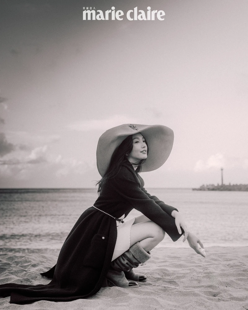 (Cecilia Choi)黑色斜紋軟呢長版綁帶大衣、白色針織洋裝、粉色寬沿草帽、皮穿鍊腰鍊,all by Chanel。 (Cecilia Choi)黑色斜紋軟呢長版綁帶大衣、白色針織洋裝、粉色寬沿草帽、皮穿鍊腰鍊,all by Chanel。