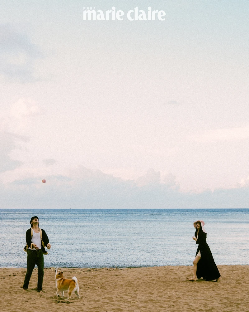 (Cecilia Choi)黑色斜紋軟呢長版綁帶大衣、白色針織洋裝、粉色寬沿草帽、皮穿鍊腰鍊,all by Chanel。(Bolin Chen)米黑雙色針織外套、斜紋軟呢狩獵帽、長鍊,bothl by Chanel。 (Cecilia Choi)黑色斜紋軟呢長版綁帶大衣、白色針織洋裝、粉色寬沿草帽、皮穿鍊腰鍊,all by Chanel。(Bolin Chen)米黑雙色針織外套、斜紋軟呢狩獵帽、長鍊,bothl by Chanel。