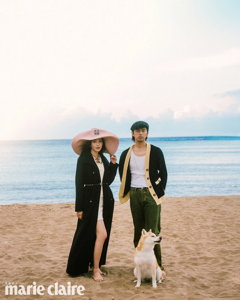 (Cecilia Choi)黑色斜紋軟呢長版綁帶大衣、白色針織洋裝、粉色寬沿草帽、皮穿鍊腰鍊,all by Chanel。(Bolin Chen)米黑雙色針織外套、斜紋軟呢狩獵帽、長鍊,bothl by Chanel。 (Cecilia Choi)黑色斜紋軟呢長版綁帶大衣、白色針織洋裝、粉色寬沿草帽、皮穿鍊腰鍊,all by Chanel。(Bolin Chen)米黑雙色針織外套、斜紋軟呢狩獵帽、長鍊,bothl by Chanel。