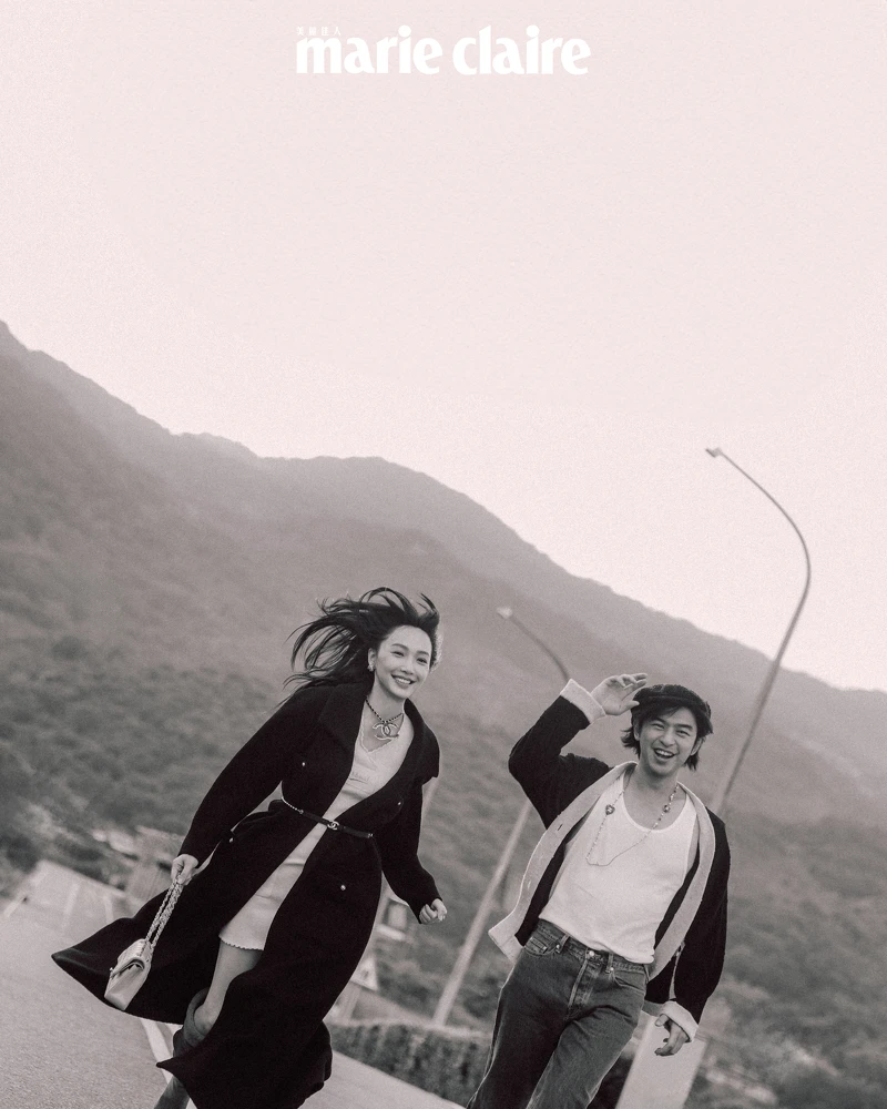 (Cecilia Choi)黑色斜紋軟呢長版綁帶大衣、白色針織洋裝、粉色寬沿草帽、皮穿鍊腰鍊、橘色皮革菱紋口蓋包,all by Chanel。(Bolin Chen)米黑雙色針織外套、斜紋軟呢狩獵帽、長鍊,bothl by Chanel。 (Cecilia Choi)黑色斜紋軟呢長版綁帶大衣、白色針織洋裝、粉色寬沿草帽、皮穿鍊腰鍊、橘色皮革菱紋口蓋包,all by Chanel。(Bolin Chen)米黑雙色針織外套、斜紋軟呢狩獵帽、長鍊,bothl by Chanel。