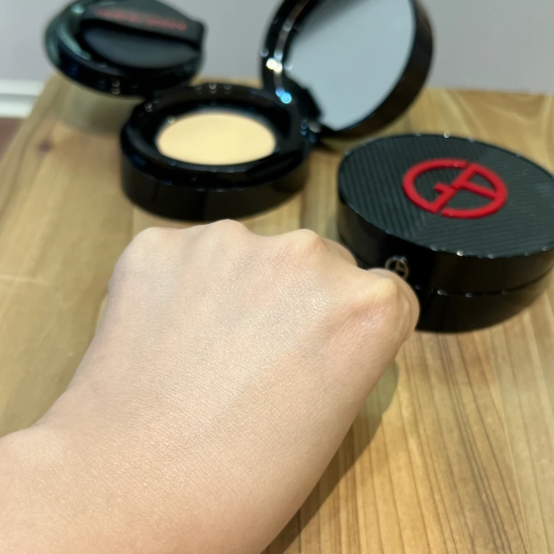 Armani Beauty Power-Fabric+Cushion超持妝絲絨水慕斯無瑕氣墊粉餅妝感示意。 Armani Beauty Power-Fabric+Cushion超持妝絲絨水慕斯無瑕氣墊粉餅妝感示意。