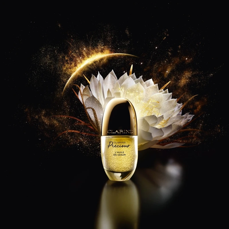 克蘭詩至臻凝時月神花修護微導精萃主視覺。 克蘭詩至臻凝時月神花修護微導精萃主視覺。