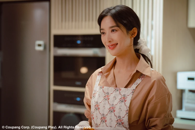 《HIDE》李清娥飾演假面甜點師,看似對李寶英一家人很親切卻藏有心機 《HIDE》李清娥飾演假面甜點師,看似對李寶英一家人很親切卻藏有心機