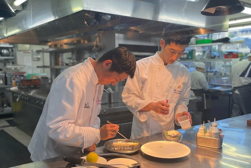 右為料理長 緒方 雲。 右為料理長 緒方 雲。