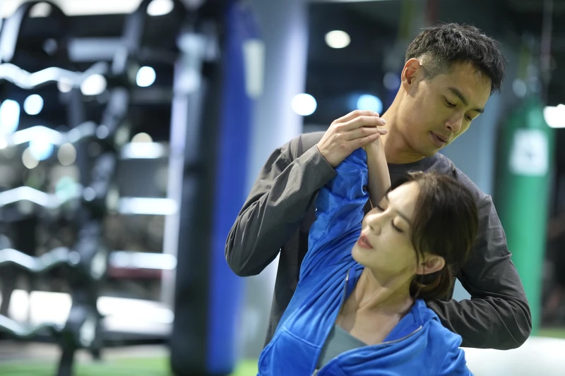 《今夜一起為愛鼓掌》楊祐寧與林美貞在健身房近距離幫對方拉筋 《今夜一起為愛鼓掌》楊祐寧與林美貞在健身房近距離幫對方拉筋