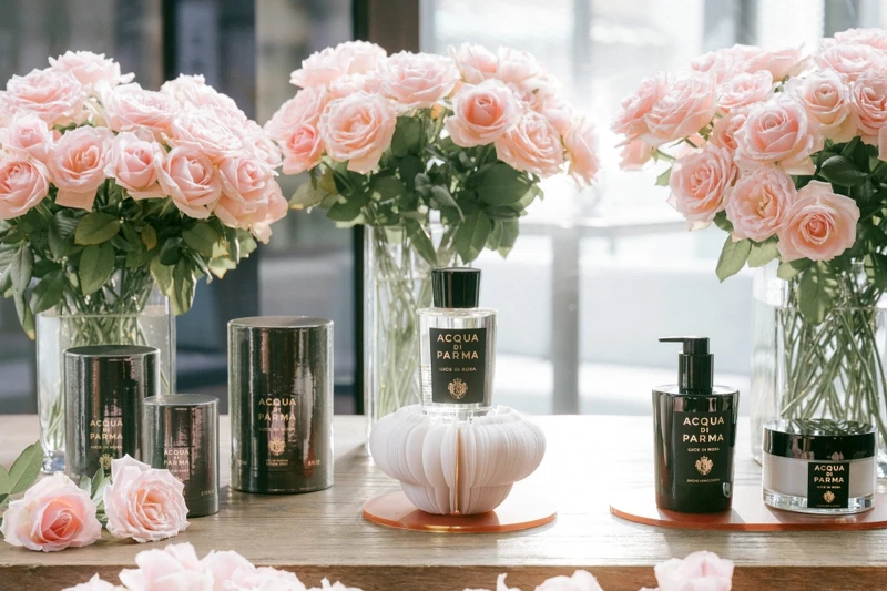 Acqua di Parma曦光玫瑰淡香精20ml,NT4,700、100ml,NT10,800、180ml,NT13,000、曦光玫瑰手部身體潔膚露300ml,NT2,600、身體乳150ml, NT3,900 Acqua di Parma曦光玫瑰淡香精20ml,NT4,700、100ml,NT10,800、180ml,NT13,000、曦光玫瑰手部身體潔膚露300ml,NT2,600、身體乳150ml, NT3,900