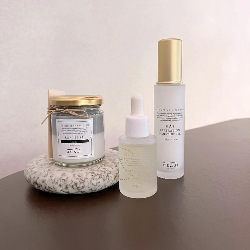 OSAJI明星商品,左起為:奶霜潔顏半熟皂、原生肌益菌精華、大人肌彈潤調理乳。 OSAJI明星商品,左起為:奶霜潔顏半熟皂、原生肌益菌精華、大人肌彈潤調理乳。