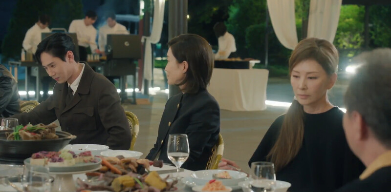 洪媽(中)告訴尹殷盛(左)把洪家人當作韓國家人 洪媽(中)告訴尹殷盛(左)把洪家人當作韓國家人