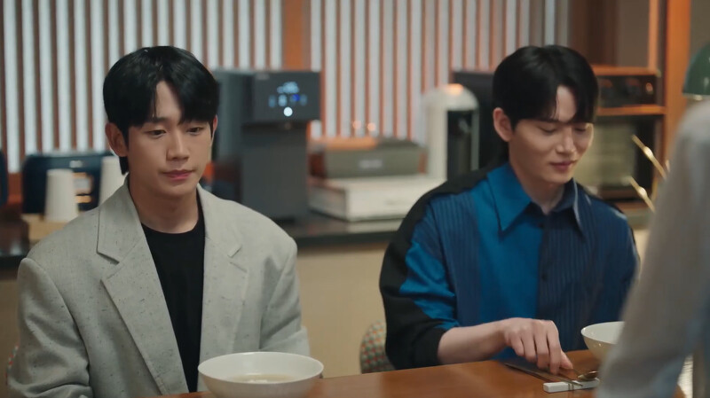 宋鉉濬(右)一邊試吃裵石榴做的料理,一邊說”我們是彼此督促的關係”,讓崔承效癟嘴 宋鉉濬(右)一邊試吃裵石榴做的料理,一邊說”我們是彼此督促的關係”,讓崔承效癟嘴