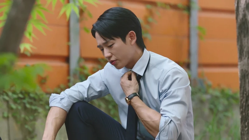 洪海仁緊盯著白賢佑的臉和前臂 洪海仁緊盯著白賢佑的臉和前臂