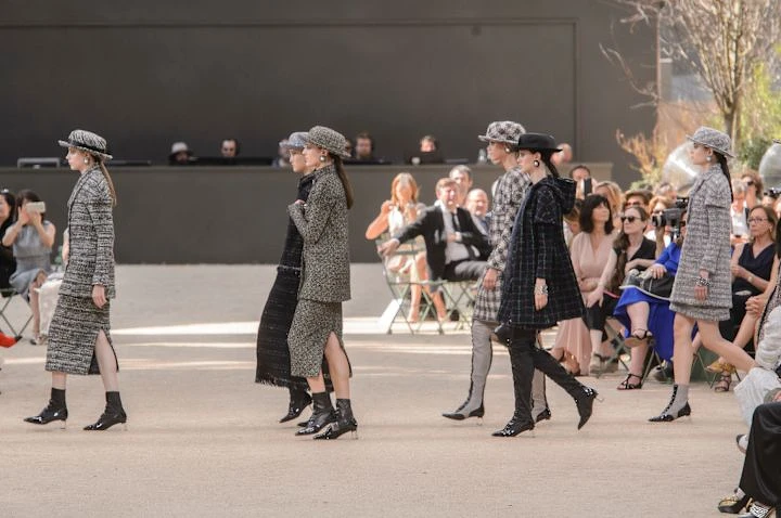 香奈兒曾於艾菲爾鐵塔下舉辦2017年秋冬高級訂製服系列時裝秀。 香奈兒曾於艾菲爾鐵塔下舉辦2017年秋冬高級訂製服系列時裝秀。