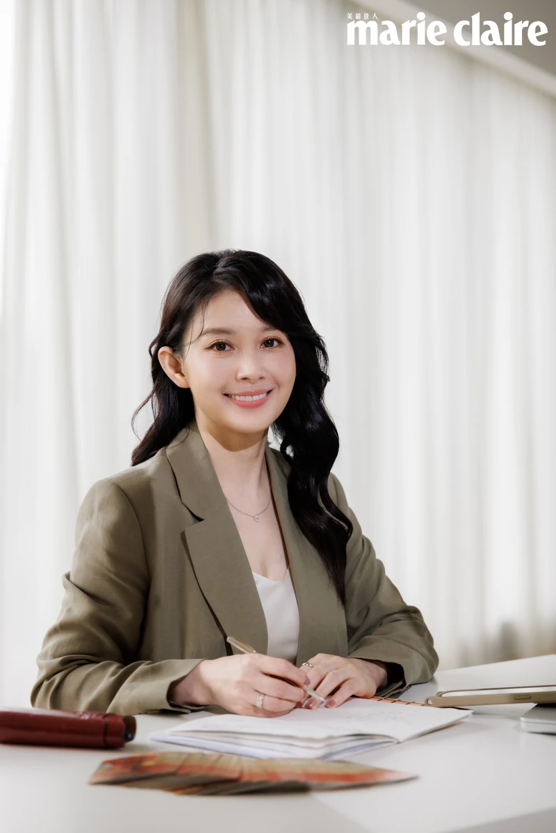 橄欖綠西裝外套，Club Monaco。