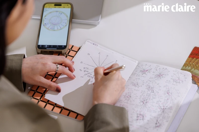 橄欖綠西裝外套， Club Monaco。