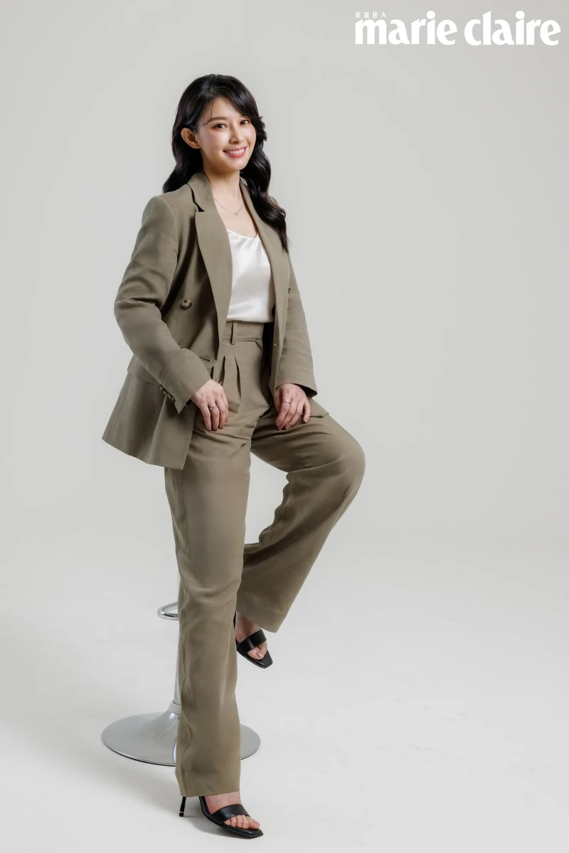 橄欖綠西裝外套、橄欖綠西裝長褲，both by Club Monaco；黑色露趾高跟鞋 ，AllSaints。