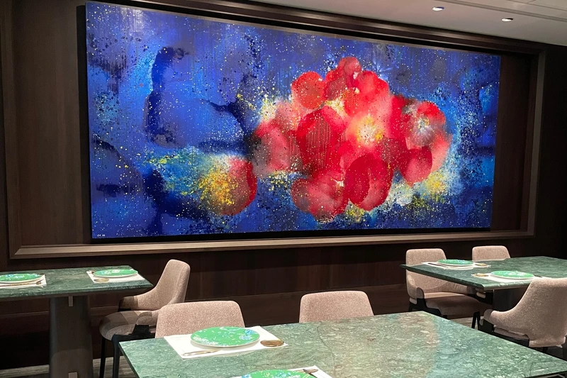 用餐空間展示了台灣當代藝術家江賢二的作品〈比西里岸之夢〉。 用餐空間展示了台灣當代藝術家江賢二的作品〈比西里岸之夢〉。