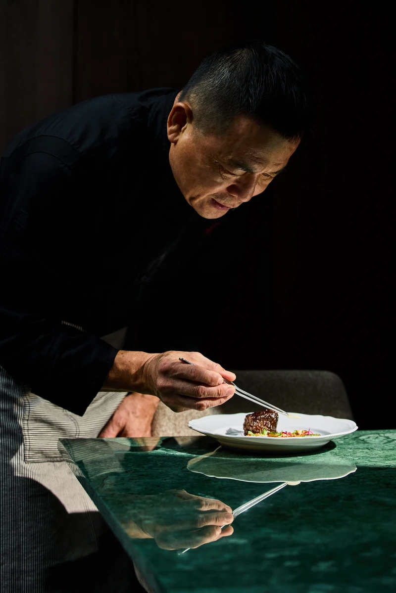 「aMaze」的總主廚來頭不小,是曾在亞都麗緻飯店天香樓擔任中餐行政總主廚長達27年的楊光宗。 「aMaze」的總主廚來頭不小,是曾在亞都麗緻飯店天香樓擔任中餐行政總主廚長達27年的楊光宗。