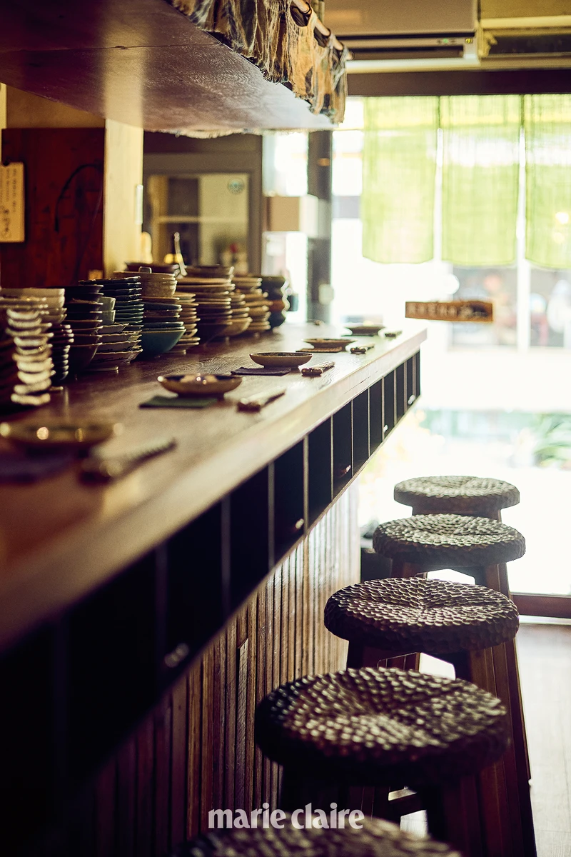 一眼就可望穿的迷你空間，懷舊古樸氛圍渾然天成，時間彷彿凝結在板前、高腳椅、層疊堆起的餐盤、手寫的日文菜單中。