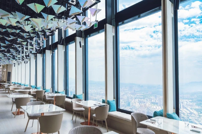 位於微風南山47樓的法式餐廳「MiraWan」,高樓層的地理位置帶來獨特的高空景觀。 位於微風南山47樓的法式餐廳「MiraWan」,高樓層的地理位置帶來獨特的高空景觀。