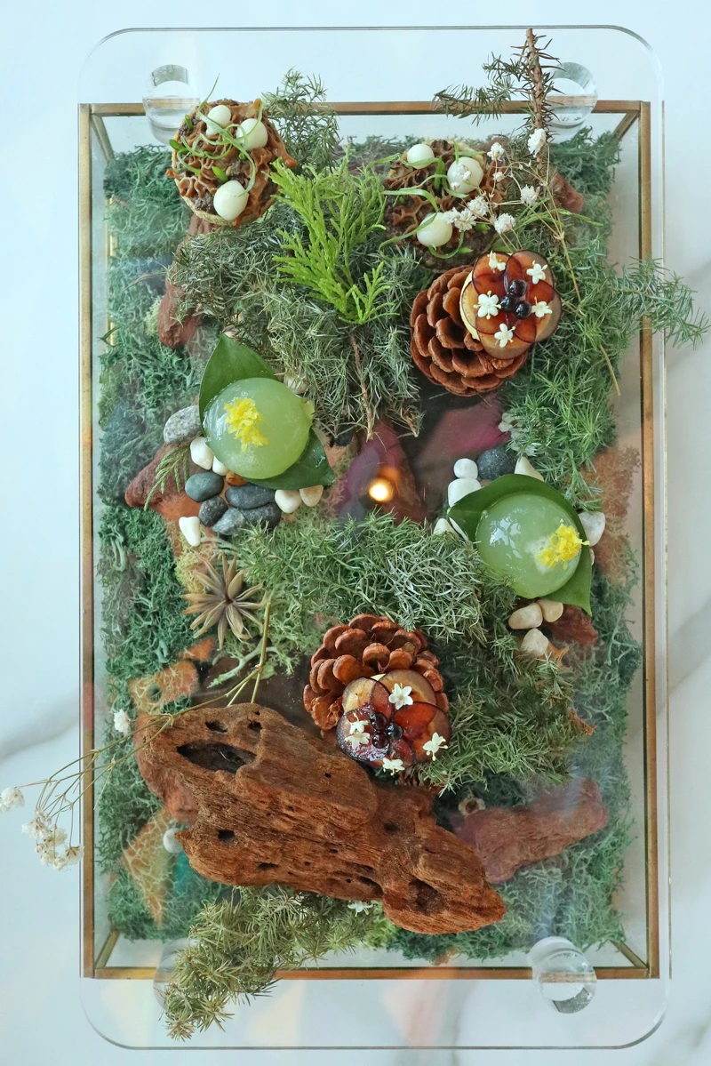 與知名花藝品牌「煙花蕨醒」合作。 與知名花藝品牌「煙花蕨醒」合作。