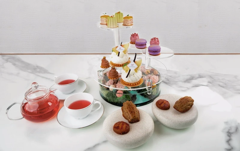 甜點副主廚 Tony 這次以「花」為靈感,全面升級了下午茶套餐。 甜點副主廚 Tony 這次以「花」為靈感,全面升級了下午茶套餐。