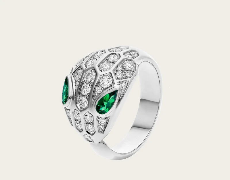 Serpenti 系列18K白金鑲嵌祖母綠及鑽石戒指，Bvlgari。