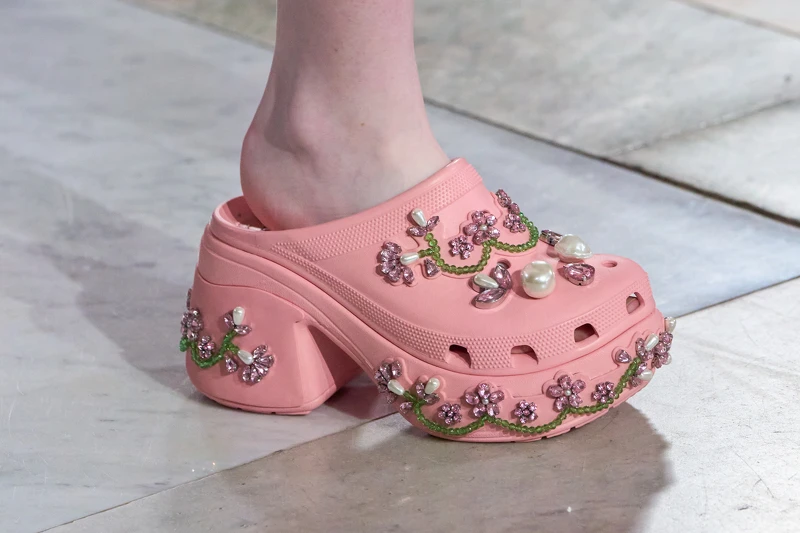 第三次與Crocs合作推出聯名系列。