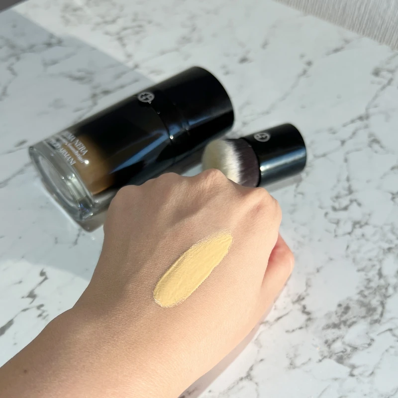 Armani beauty亞曼尼黑曜岩奢光精萃質地。 Armani beauty亞曼尼黑曜岩奢光精萃質地。